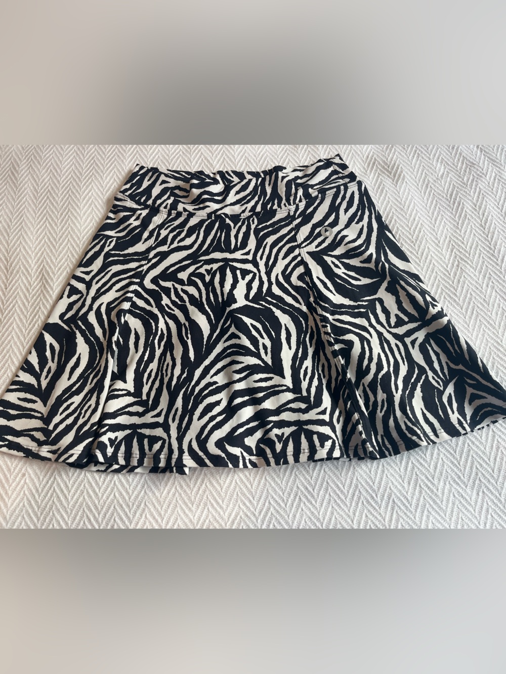 Dona Jo Zebra Black & White Skort Size M (2)  Stretch Pocket 16 1/2”
